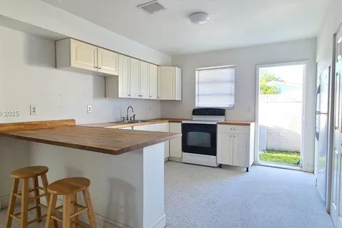 813 SW 7th Ave # 2, Hallandale Beach FL 33009