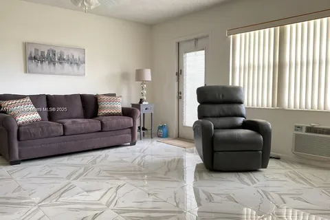 569 N Fanshaw  N # 569, Boca Raton FL 33434