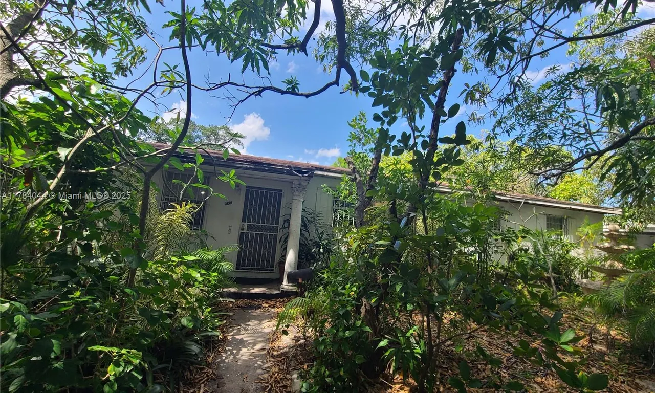 2001 NW 183rd St, Miami Gardens FL 33056