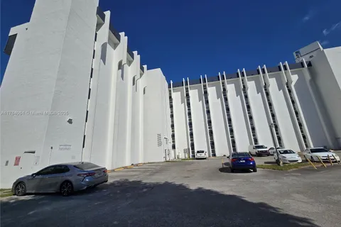 9682 Fontainebleau Blvd # 410, Miami FL 33172
