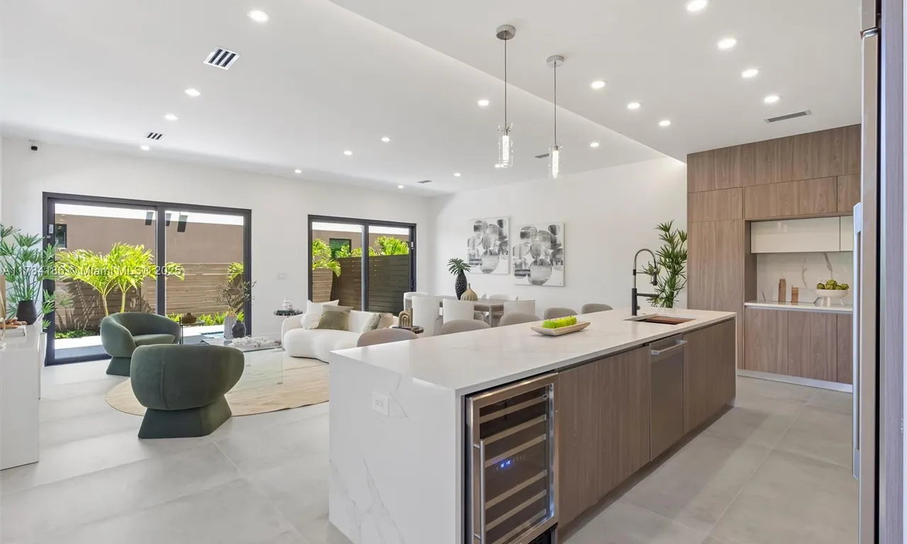 2431 NE 18th St, Fort Lauderdale FL 33305