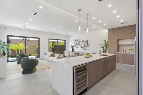 2431 NE 18th St, Fort Lauderdale FL 33305