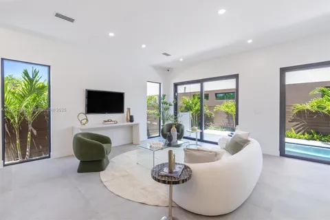2431 NE 18th St, Fort Lauderdale FL 33305