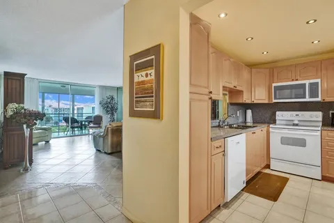 314 SE 10th St # 403, Dania Beach FL 33004