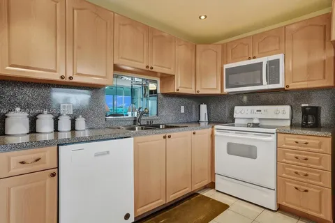 314 SE 10th St # 403, Dania Beach FL 33004