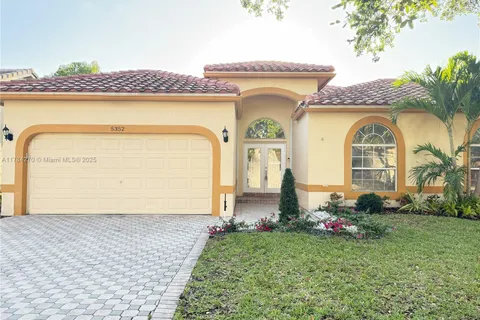 5352 NW 57th Ter, Coral Springs FL 33067