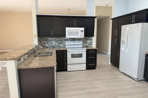 5352 NW 57th Ter, Coral Springs FL 33067