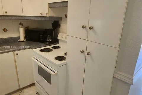 900 SW 10th Ter # 21S, Hallandale Beach FL 33009