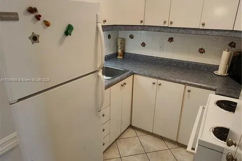 900 SW 10th Ter # 21S, Hallandale Beach FL 33009