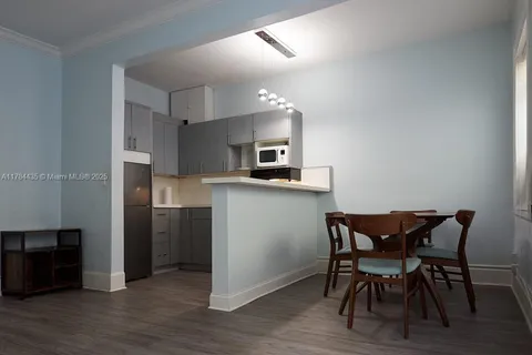 124 Mendoza Ave # 3, Coral Gables FL 33134