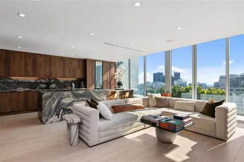 90 SW 3rd St # 14, Miami FL 33130