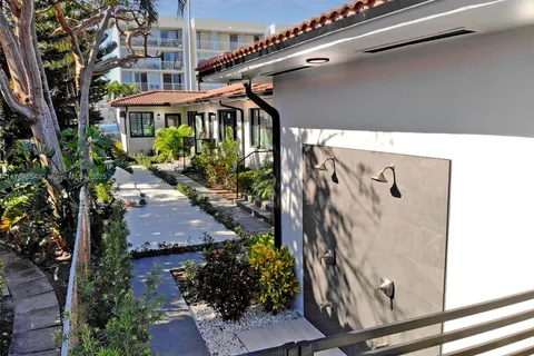 8333 Harding Ave # 3, Miami Beach FL 33141