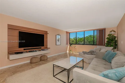 8010 Hampton Blvd # 304, North Lauderdale FL 33068