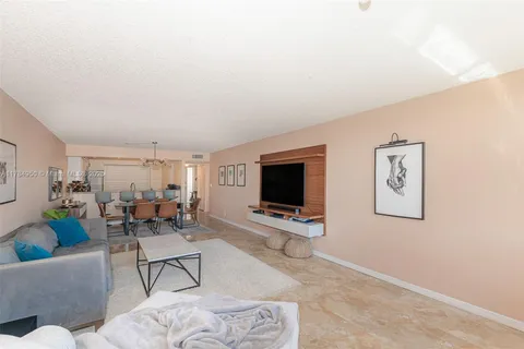 8010 Hampton Blvd # 304, North Lauderdale FL 33068