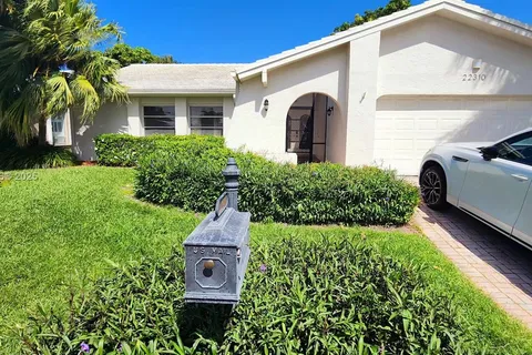 22310 Cameo Dr E, Boca Raton FL 33433