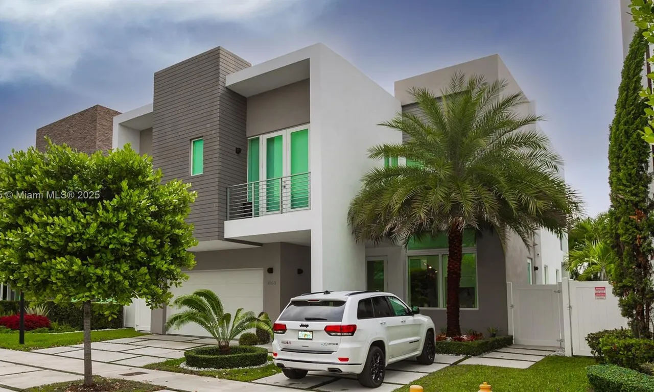 10561 NW 68th Ter, Doral FL 33178