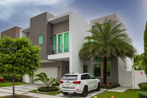 10561 NW 68th Ter, Doral FL 33178
