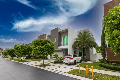 10561 NW 68th Ter, Doral FL 33178