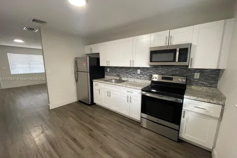450 SW 2nd St # 3, Pompano Beach FL 33060