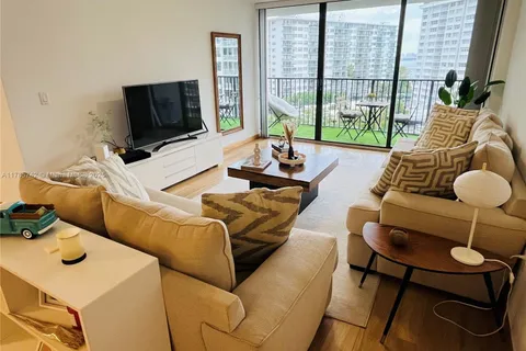 1450 Brickell Bay Dr # 811, Miami FL 33131