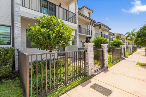 8292 NW 43 Street, Doral FL 33166