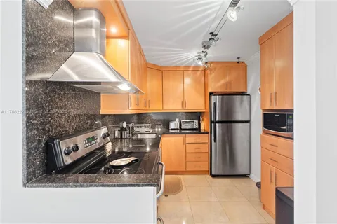 3625 N Country Club Dr # 902, Aventura FL 33180