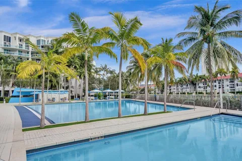 2950 NE 188th St # 417, Aventura FL 33180