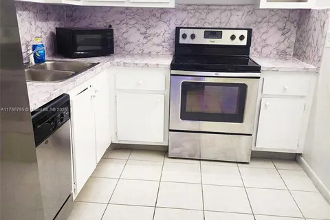 901 Hillcrest Dr # 211, Hollywood FL 33021
