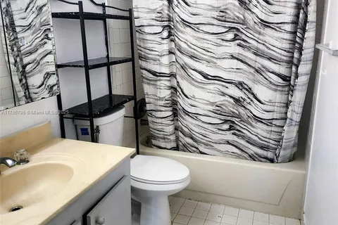 901 Hillcrest Dr # 211, Hollywood FL 33021