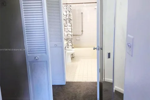 901 Hillcrest Dr # 211, Hollywood FL 33021