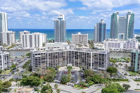 600 Parkview Dr # 1031, Hallandale Beach FL 33009