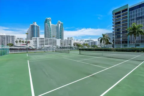 600 Parkview Dr # 1031, Hallandale Beach FL 33009