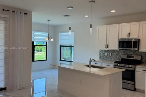 12612 SW Green Creek Dr, Port St. Lucie FL 34987