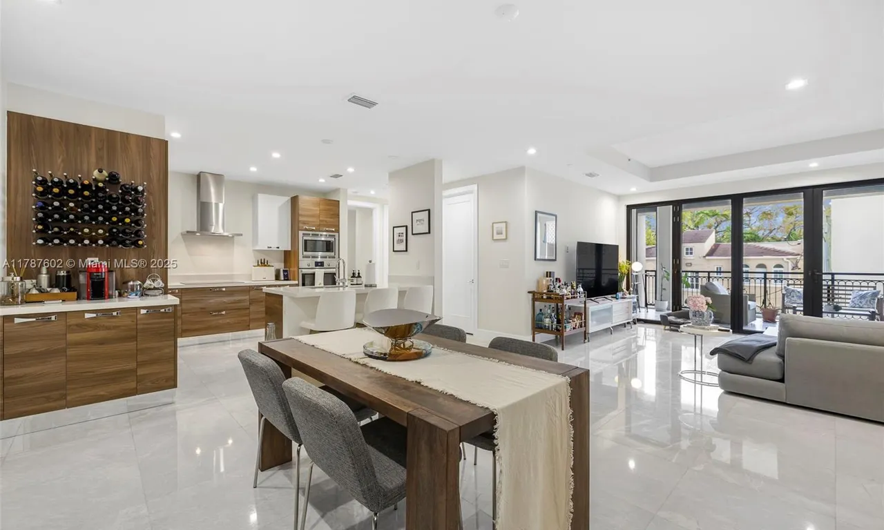 718 Valencia Ave # 206, Coral Gables FL 33134
