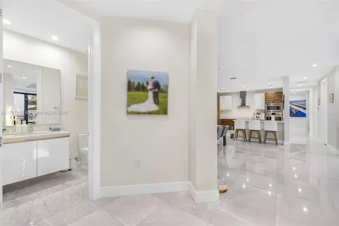 718 Valencia Ave # 206, Coral Gables FL 33134