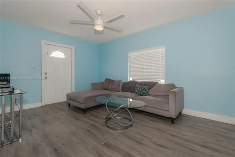 1027 NE 33rd St, Oakland Park FL 33334