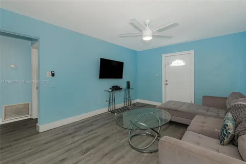 1027 NE 33rd St, Oakland Park FL 33334