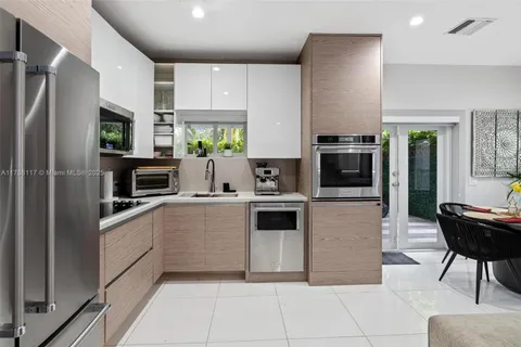 2615 NE 213th St, Miami FL 33180