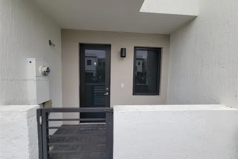 492 SW 91 PL, Miami FL 33174