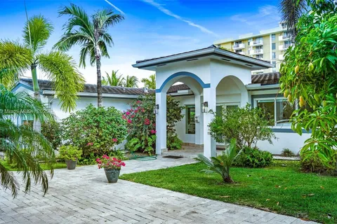 2105 Arch Creek Dr, North Miami FL 33181