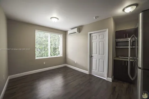 1752 NW 1st St # 4, Miami FL 33125