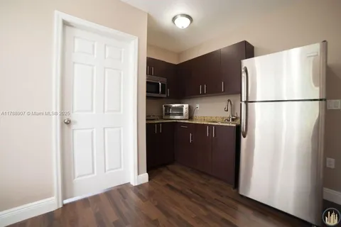 1752 NW 1st St # 4, Miami FL 33125
