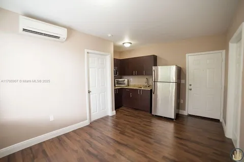 1752 NW 1st St # 4, Miami FL 33125