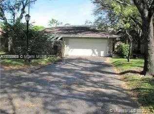 70 Ivy Rd, Hollywood FL 33021