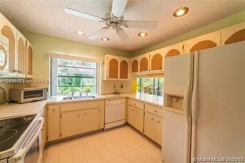 70 Ivy Rd, Hollywood FL 33021