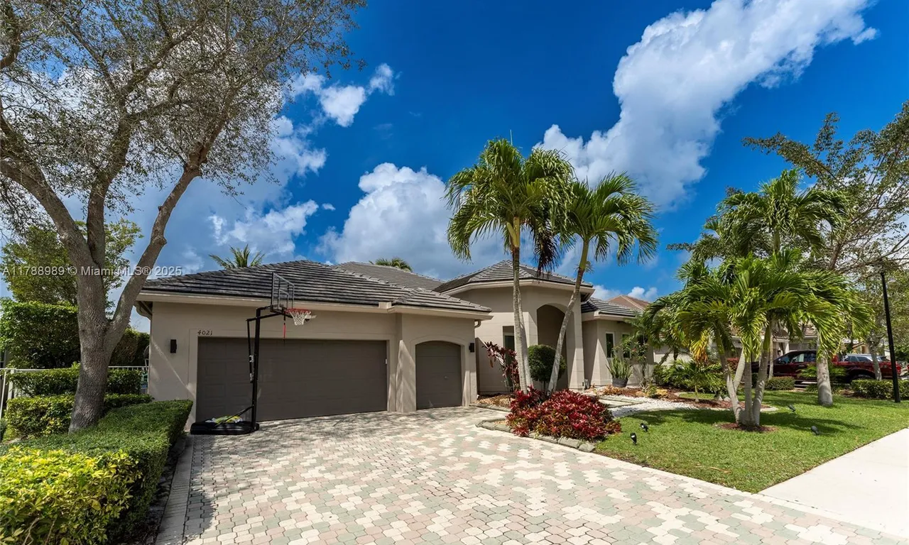 4021 E Lake Estates Dr, Davie FL 33328
