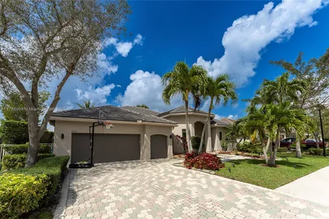 4021 E Lake Estates Dr, Davie FL 33328