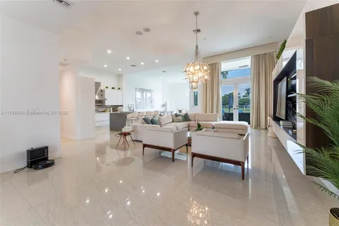 4021 E Lake Estates Dr, Davie FL 33328