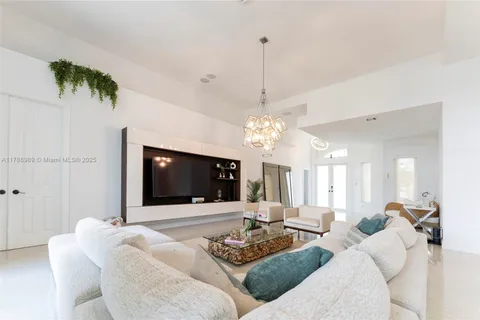 4021 E Lake Estates Dr, Davie FL 33328