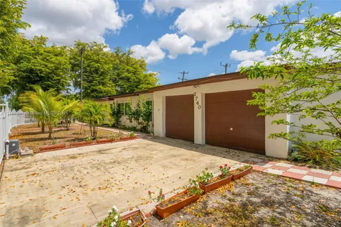 2740 NW 175th St, Miami Gardens FL 33056
